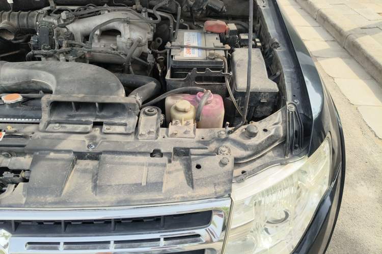 Used Mitsubishi Pajero 2011 3.0L Elite Edition Engine Bay Left