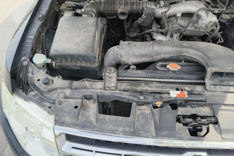 Used Mitsubishi Pajero 2011 3.0L Elite Edition Engine Bay Right