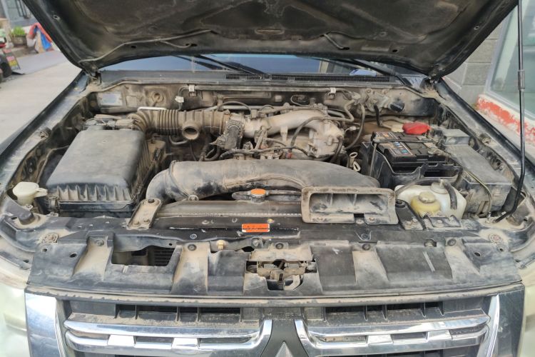 Used Mitsubishi Pajero 2011 3.0L Elite Edition Engine Bay