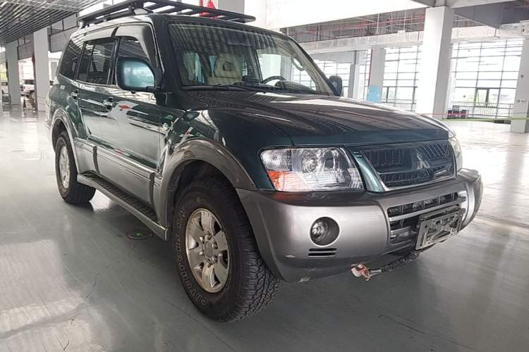 Used Mitsubishi Pajero 2011 V73 3.0L AT GLX Front Right 45 Deg