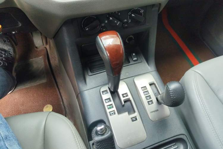 Used Mitsubishi Pajero 2011 V73 3.0L AT GLX Gear Lever
