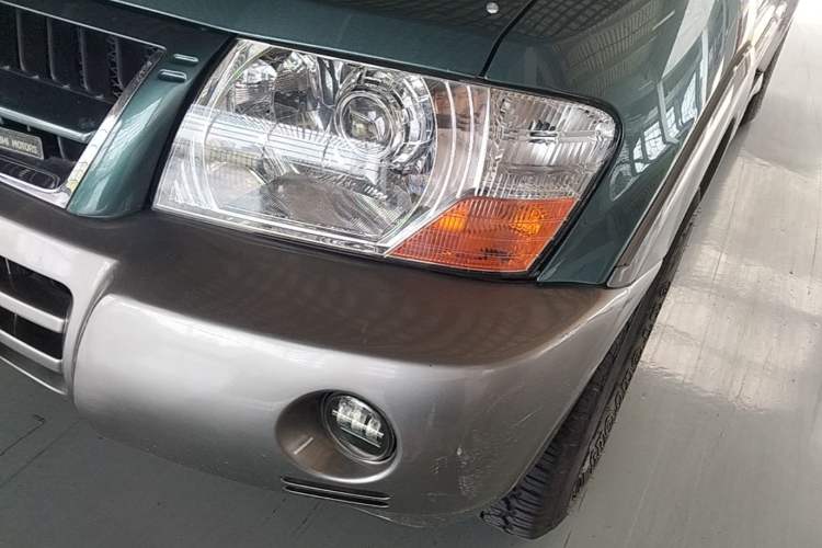 Used Mitsubishi Pajero 2011 V73 3.0L AT GLX Left Front Headlight
