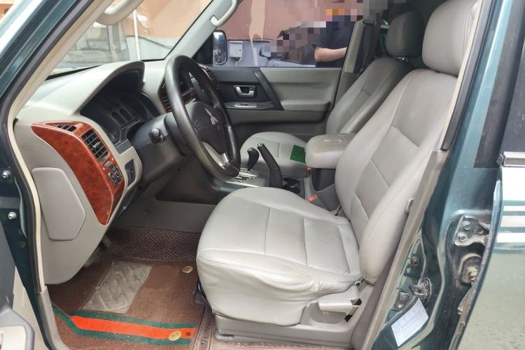 Used Mitsubishi Pajero 2011 V73 3.0L AT GLX Left Front Seat