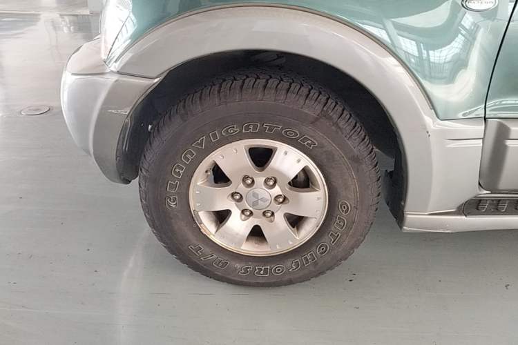Used Mitsubishi Pajero 2011 V73 3.0L AT GLX Left Front Wheel Hub