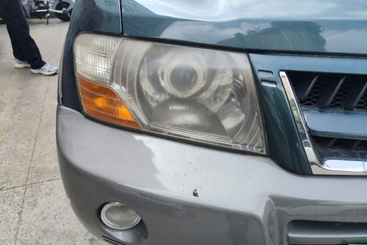 Used Mitsubishi Pajero 2011 V73 3.0L AT GLX Right Front Headlight