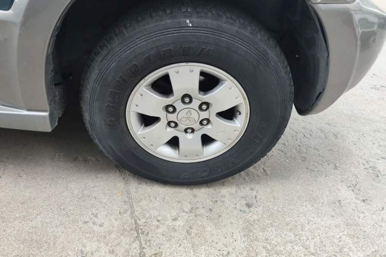 Used Mitsubishi Pajero 2011 V73 3.0L AT GLX Right Front Wheel Hub