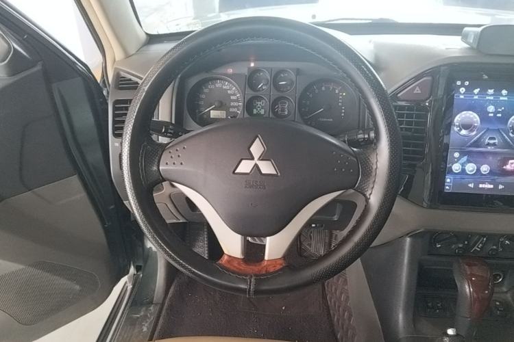 Used Mitsubishi Pajero 2011 V73 3.0L AT GLX Steering Wheel