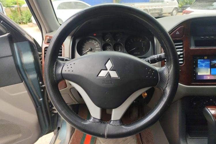 Used Mitsubishi Pajero 2011 V73 3.0L AT GLX Steering Wheel