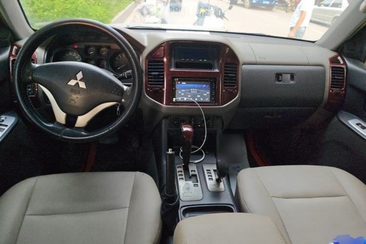 Used Mitsubishi Pajero 2011 V73 3.0L AT GLX Center Console