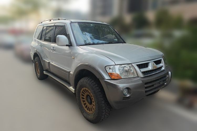 Used Mitsubishi Pajero 2011 V73 3.0L AT GLX Front Right 45 Deg