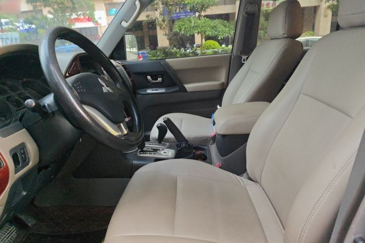 Used Mitsubishi Pajero 2011 V73 3.0L AT GLX Left Front Seat