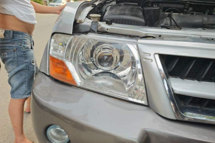 Used Mitsubishi Pajero 2011 V73 3.0L AT GLX Right Front Headlight