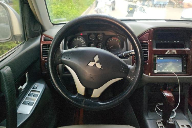 Used Mitsubishi Pajero 2011 V73 3.0L AT GLX Steering Wheel
