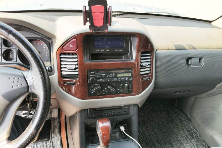 Used Mitsubishi Pajero 2011 V73 3.0L AT GLX Audio And AC Panel