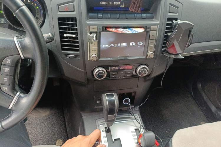 Used Mitsubishi Pajero 2011 3.0L Elite Edition Audio And AC Panel