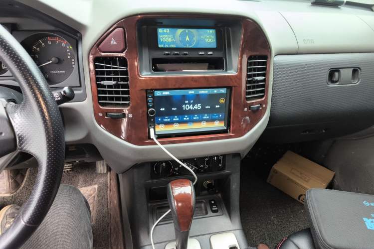 Used Mitsubishi Pajero 2011 V73 3.0L AT GLX Audio And AC Panel