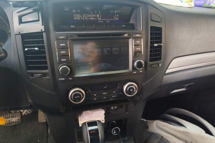 Used Mitsubishi Pajero 2011 3.0L Elite Edition Audio And AC Panel