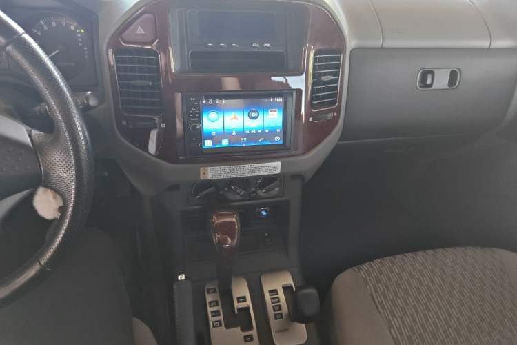 Used Mitsubishi Pajero 2011 V73 3.0L AT GLX Audio And AC Panel