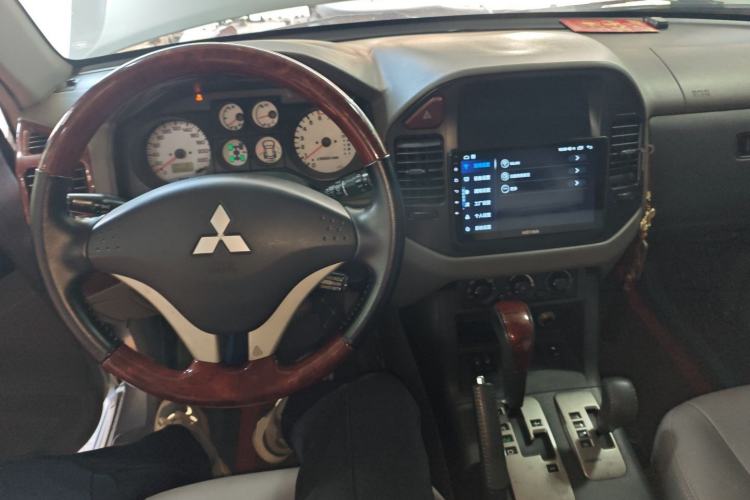 Used Mitsubishi Pajero 2011 V73 3.0L AT GLS Center Console