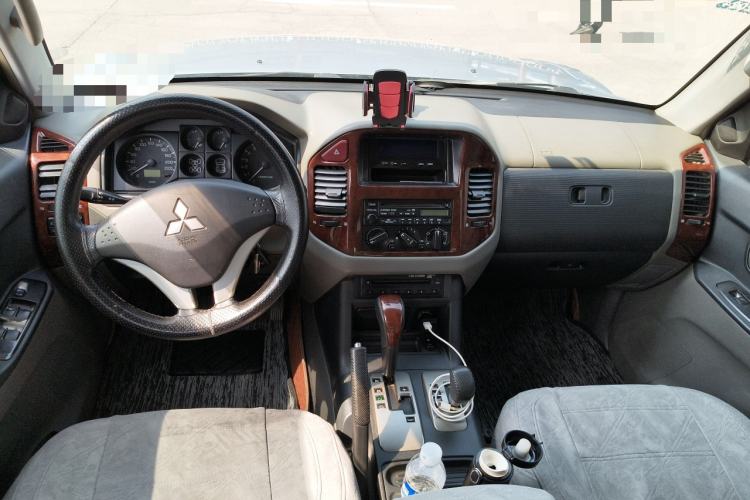 Used Mitsubishi Pajero 2011 V73 3.0L AT GLX Center Console