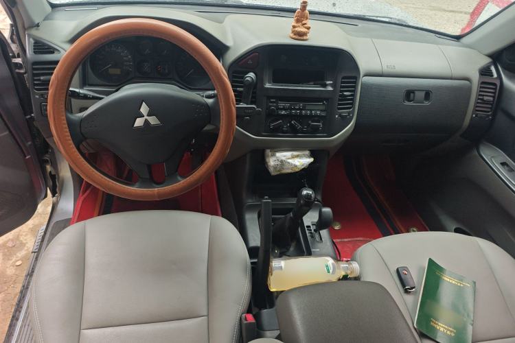 Used Mitsubishi Pajero 2011 V73 3.0L MT GL Center Console