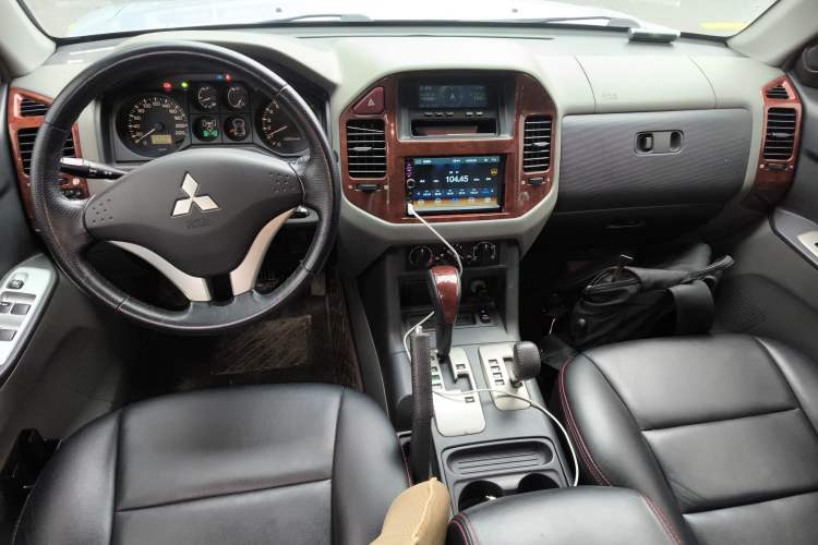 Used Mitsubishi Pajero 2011 V73 3.0L AT GLX Center Console