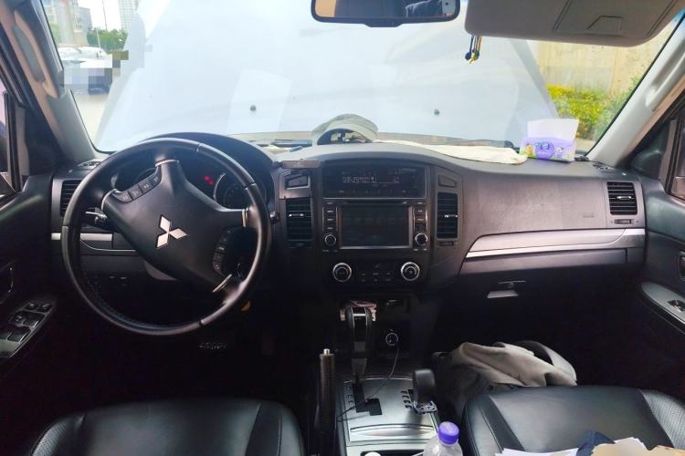 Used Mitsubishi Pajero 2011 3.0L Elite Edition Center Console