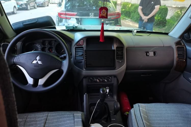 Used Mitsubishi Pajero 2011 V73 3.0L MT GL Center Console