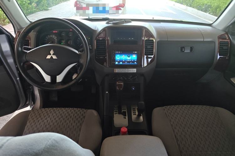 Used Mitsubishi Pajero 2011 V73 3.0L AT GLX Center Console