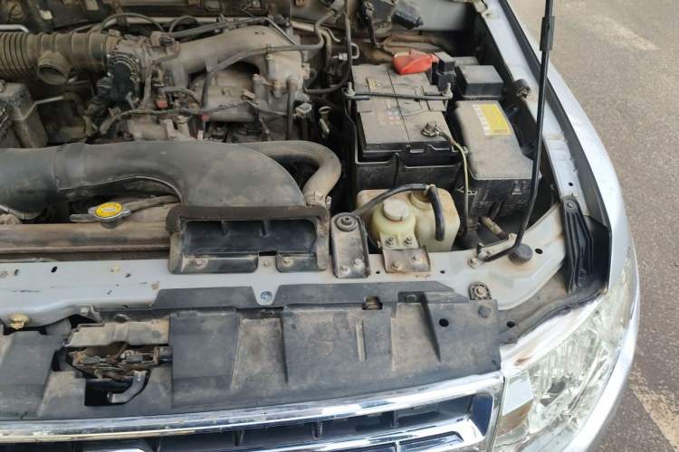 Used Mitsubishi Pajero 2011 3.0L Elite Edition Engine Bay Left