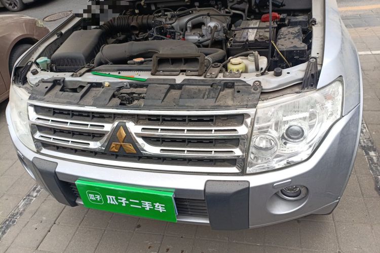 Used Mitsubishi Pajero 2011 3.0L Elite Edition Engine Bay