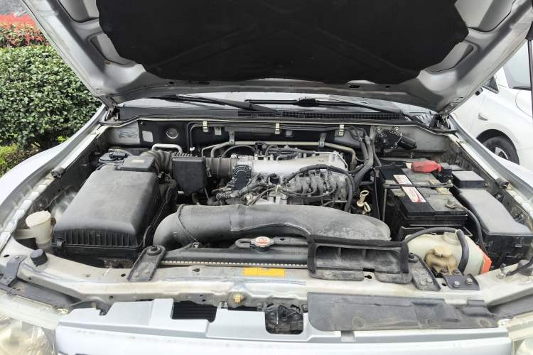 Used Mitsubishi Pajero 2011 V73 3.0L AT GLX Engine Bay