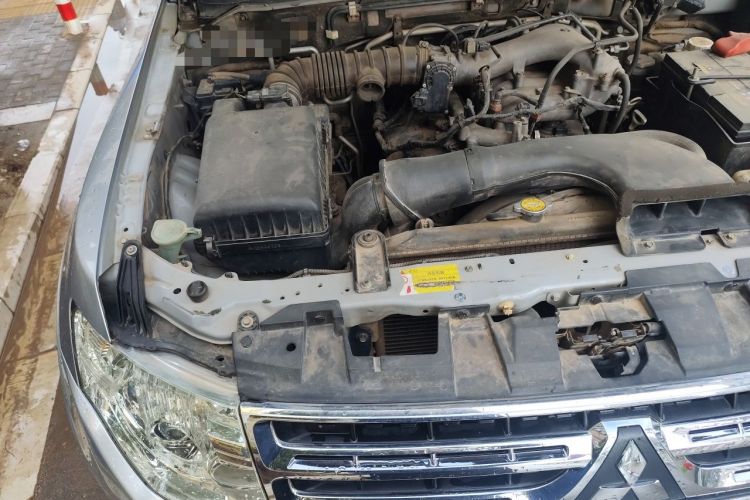 Used Mitsubishi Pajero 2011 3.0L Elite Edition Engine Bay Right