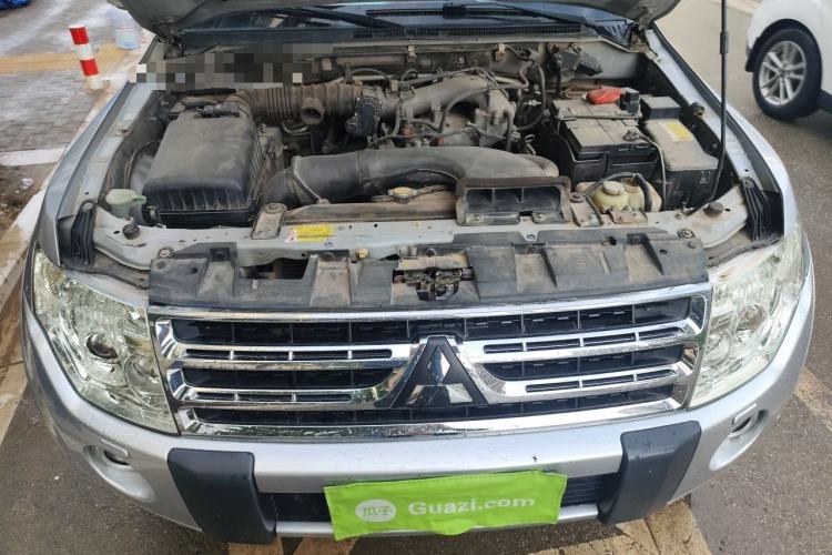 Used Mitsubishi Pajero 2011 3.0L Elite Edition Engine Bay