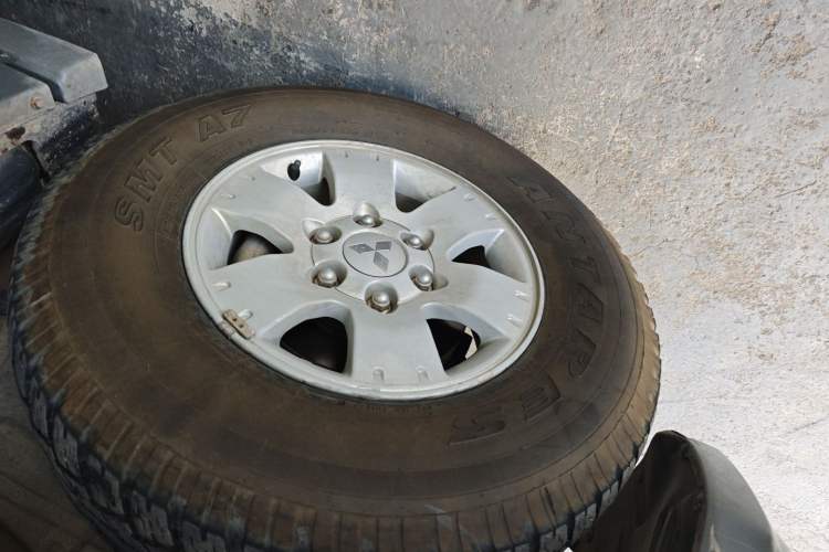 Used Mitsubishi Pajero 2011 V73 3.0L AT GLS Exterior 2