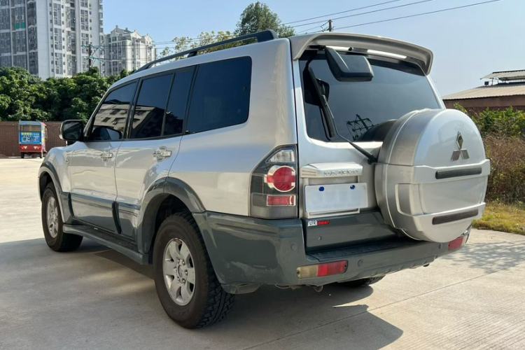 Used Mitsubishi Pajero 2011 V73 3.0L AT GLS Exterior 5