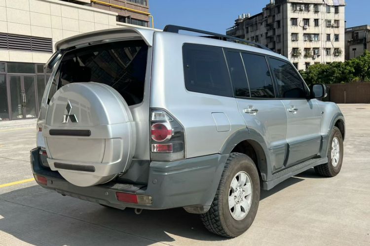 Used Mitsubishi Pajero 2011 V73 3.0L AT GLS Exterior 6
