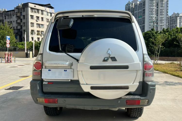 Used Mitsubishi Pajero 2011 V73 3.0L AT GLS Exterior 8