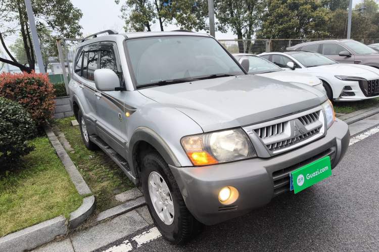 Used Mitsubishi Pajero 2011 V73 3.0L AT GLX Front Right 45 Deg