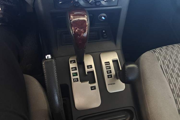 Used Mitsubishi Pajero 2011 V73 3.0L AT GLX Gear Lever