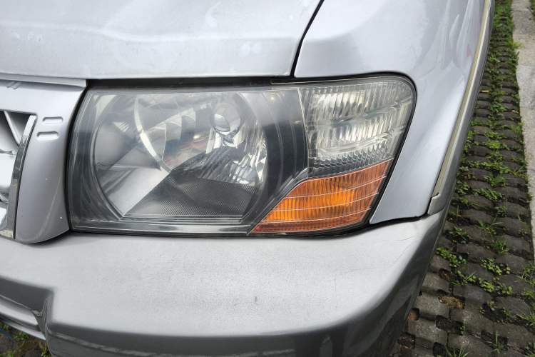 Used Mitsubishi Pajero 2011 V73 3.0L AT GLX Left Front Headlight