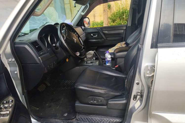 Used Mitsubishi Pajero 2011 3.0L Elite Edition Left Front Seat