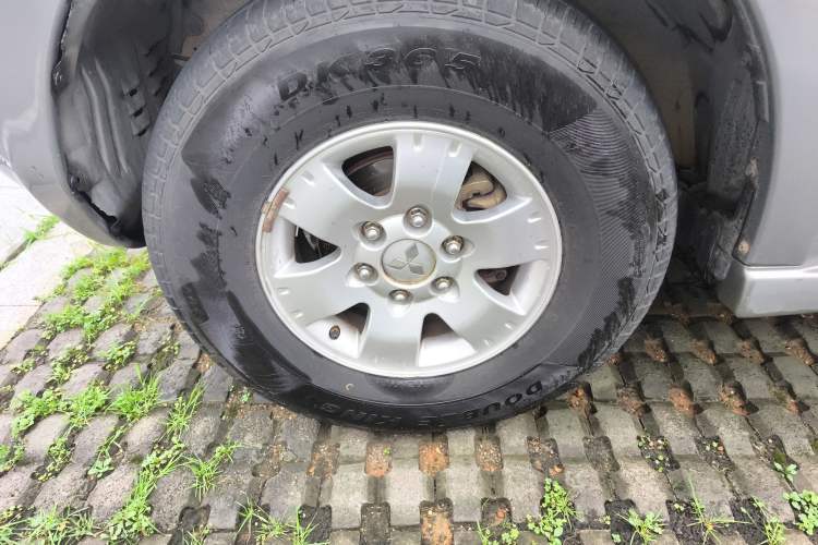 Used Mitsubishi Pajero 2011 V73 3.0L AT GLX Left Front Wheel Hub
