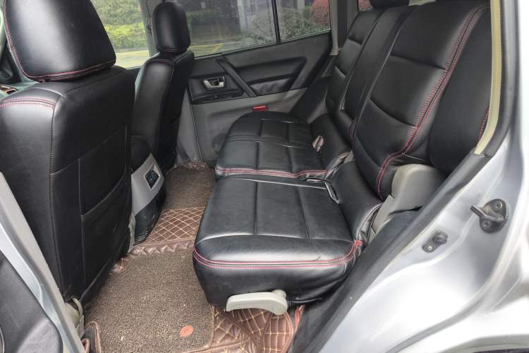 Used Mitsubishi Pajero 2011 V73 3.0L AT GLX Left Rear Seat