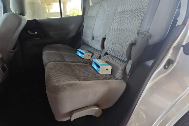 Used Mitsubishi Pajero 2011 V73 3.0L AT GLX Left Rear Seat