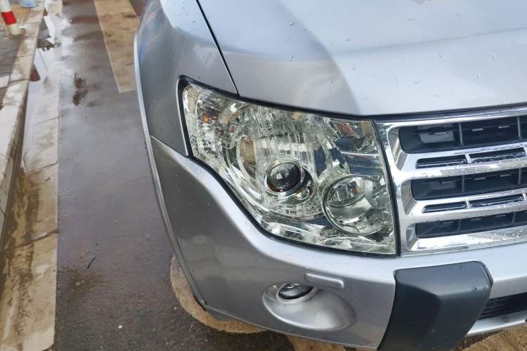 Used Mitsubishi Pajero 2011 3.0L Elite Edition Right Front Headlight