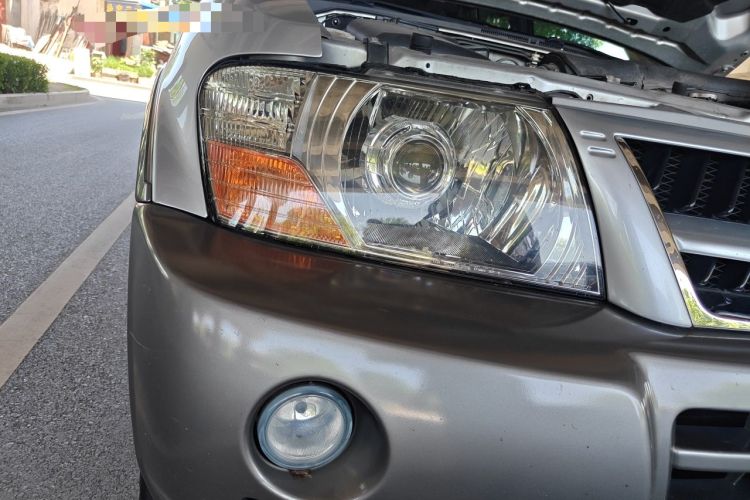 Used Mitsubishi Pajero 2011 V73 3.0L AT GLX Right Front Headlight