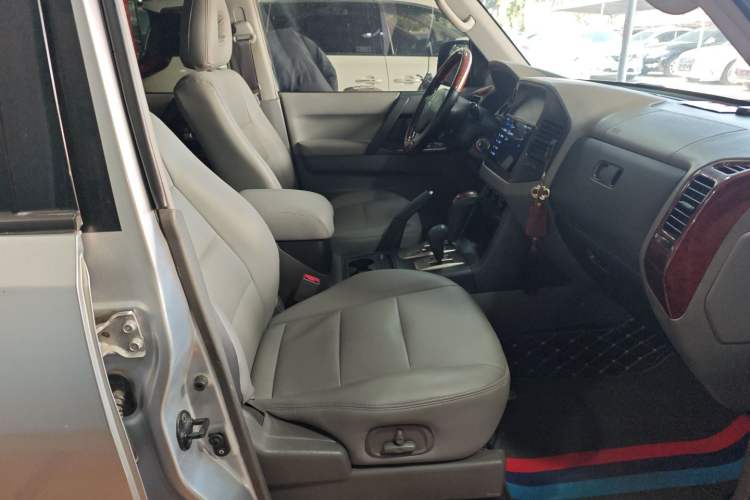 Used Mitsubishi Pajero 2011 V73 3.0L AT GLS Right Front Seat
