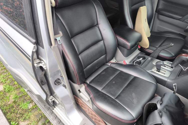 Used Mitsubishi Pajero 2011 V73 3.0L AT GLX Right Front Seat