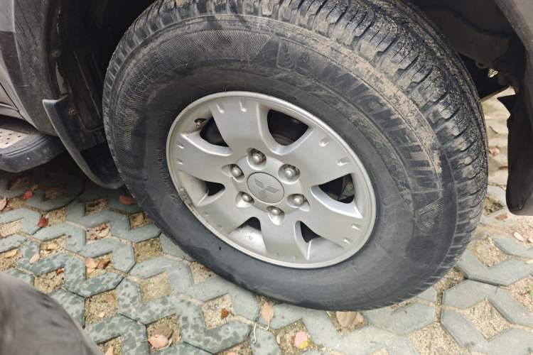 Used Mitsubishi Pajero 2011 V73 3.0L MT GL Right Front Wheel Hub
